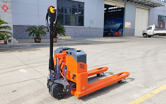 2025年5月21日，金葛完成了向美國(guó)的一位新客戶交付一批整柜堆高車，客戶前期對(duì)樣品車的認(rèn)可.也對(duì)代表著對(duì)本地市場(chǎng)前景的信心